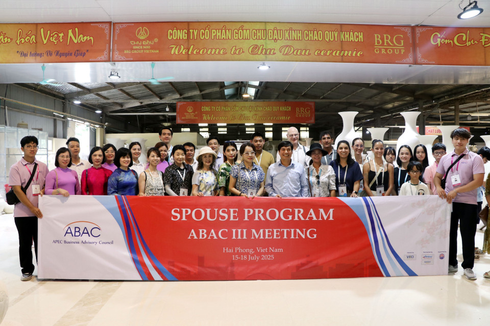 Representantes del Departamento de Cultura, Deportes y Turismo de Hai Phong y de la empresa Chu Dau posan junto a los visitantes internacionales para una foto conmemorativa. (Foto: VNA)