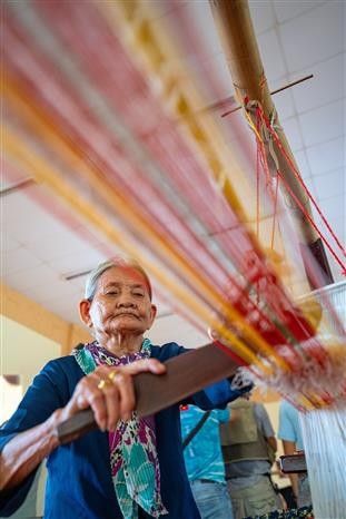 La creación de piezas atractivas requiere que los artesanos mantengan una concentración intensa y una gran dedicación. Foto: VNA