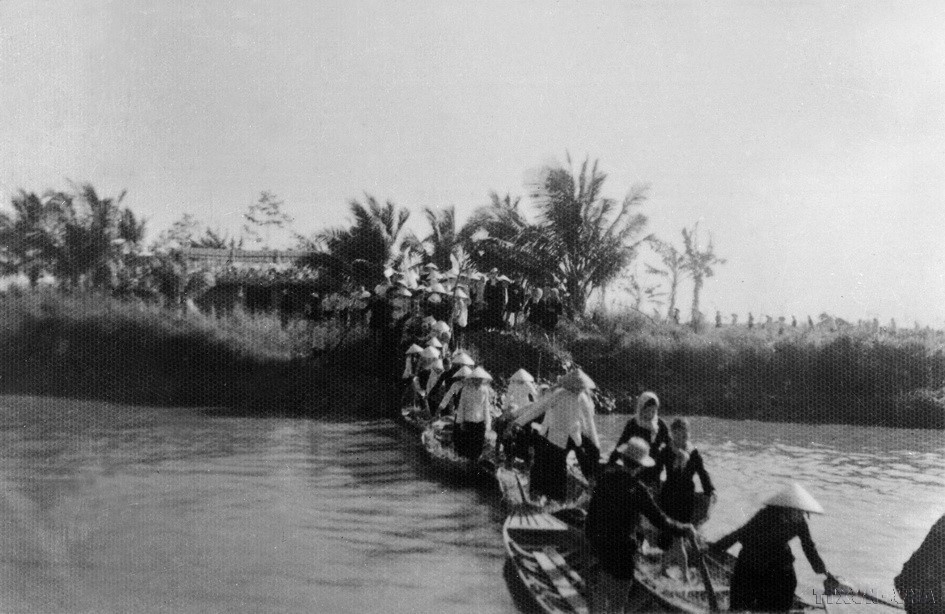 El "Ejército de pelo largo" de Ben Tre protestó exigiendo el cese de la conscripción forzada de jóvenes y el fin del terrorismo por parte de las tropas estadounidenses y del gobierno de Ngo Dinh Diem (1961). Foto: Archivo de VNA.