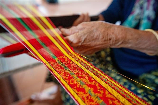 Los diseños en las telas tradicionales tejidas por los pobladores de Cham son generalmente muy variados y coloridos. Foto: VNA