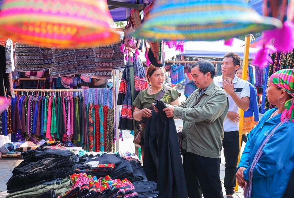 Los productos artesanales de brocado atraen a numerosos visitantes y residentes locales en Bac Ha. Foto: VNA