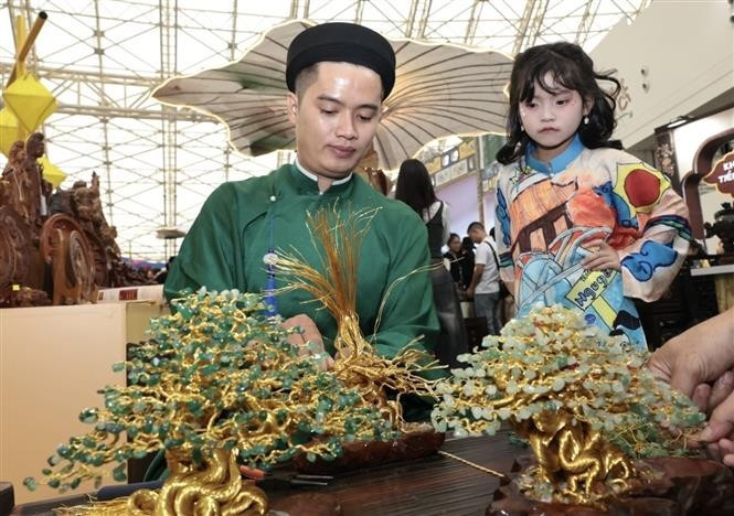 El artesano Tran Dien Dien, originario de Hue, crea productos artesanales llamativos. (Foto: VNA)