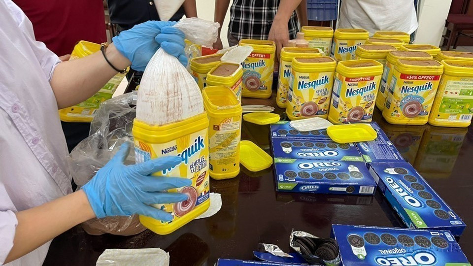 Descubren 19 kg de cristales blancos sospechosos de ser ketamina, camuflados en cajas de productos dentro de un envío proveniente de Francia hacia Vietnam. (Foto: VNA)