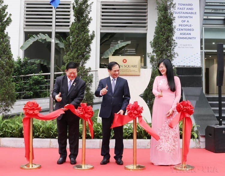 El ministro de Relaciones Exteriores de Vietnam, Bui Thanh Son, (en el centro) el secretario general de ASEAN, Kao Kim Hourn, y la directora interina de la Academia de Diplomacia, Pham Lan Dung, en la ceremonia de inauguración de la Plaza ASEAN en la Academia de Diplomacia (Hanoi, 22 de abril de 2024). Foto: VNA