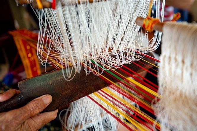 Los patrones de los tejidos tradicionales se caracterizan por su diversidad y su rica paleta de colores. Foto: VNA