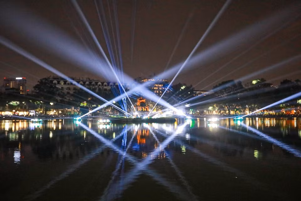 El espacio de iluminación artística es uno de los atractivos de las celebraciones de Año Nuevo. (Foto: VNA)