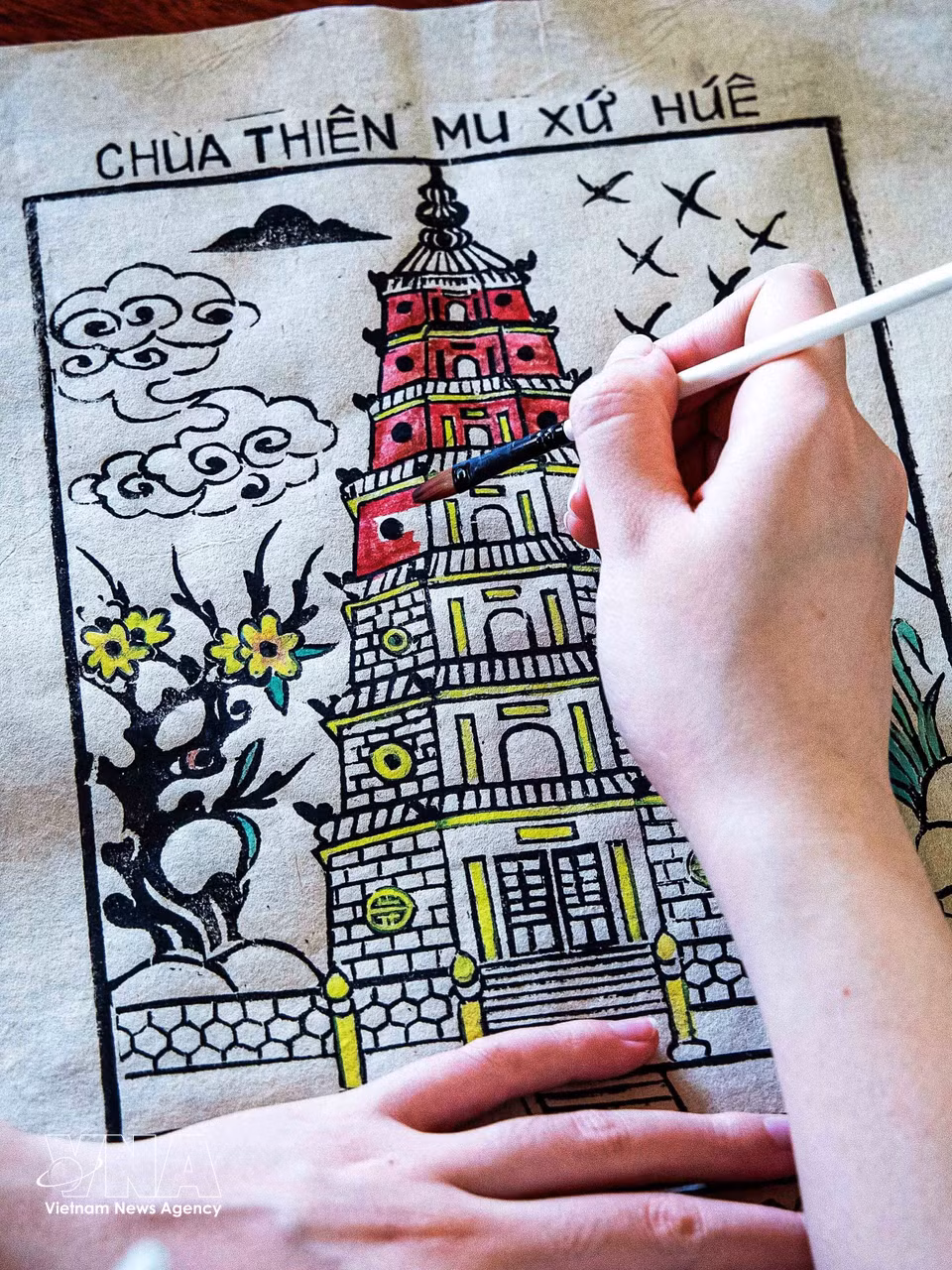 Con el fin de atender al turismo, el artesano Pham Cong Khai ha creado nuevos grabados inspirados en los paisajes de Hue, como la pagoda Thien Mu o el puente Truong Tien, transformando la pintura del pueblo de Sinh de un arte de carácter espiritual en un singular producto turístico. (Foto: VNA)