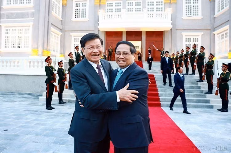 El 8 de octubre de 2024, en Vientiane, el primer ministro de Vietnam, Pham Minh Chinh, (derecha) se reúne con el secretario general del Partido Popular Revolucionario y presidente de Laos, Thongloun Sisoulith, en el marco de las cumbres 44 y 45 de la ASEAN. Foto: VNA