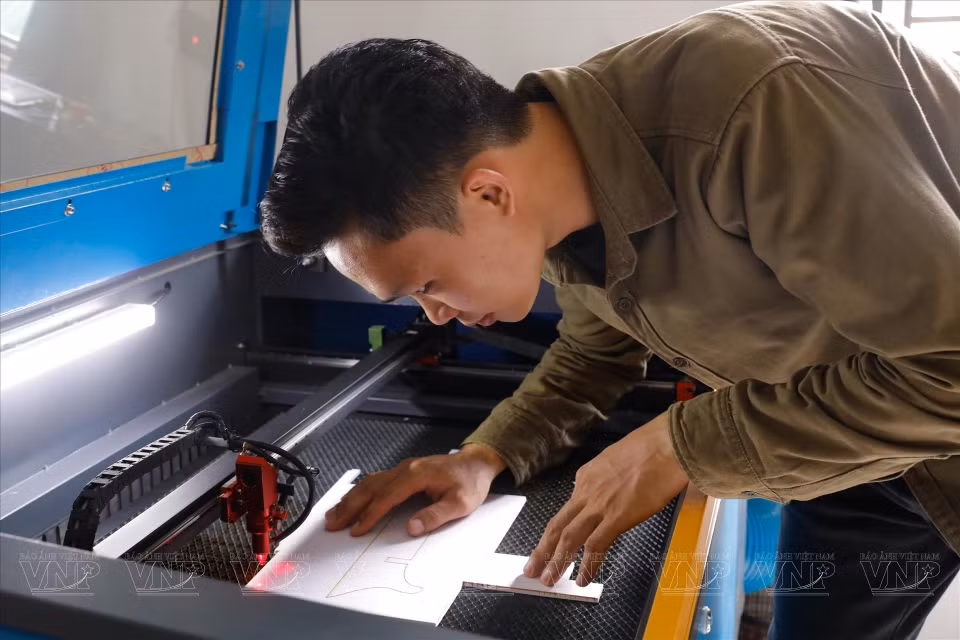 Una vez finalizado el diseño, Van Cuong utiliza la máquina de corte para fabricar las piezas del modelo. (Foto: VNA)