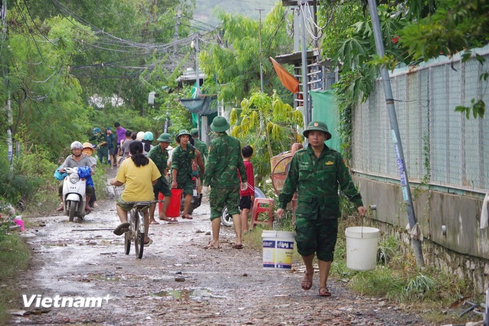La estación de guardia fronteriza del puerto de Nha Trang también coordinó con fuerzas locales para limpiar lodo, recolectar desechos y desobstruir alcantarillas bloqueadas tras la crecida. (Foto: VNA)