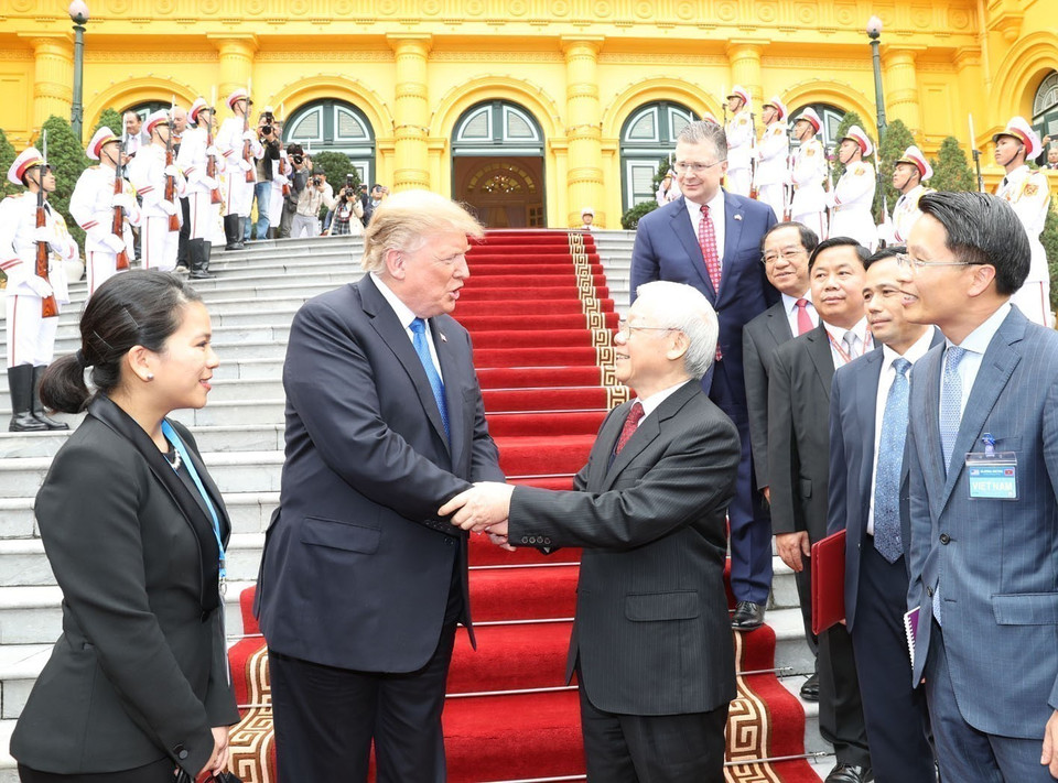 El secretario general del Partido Comunista y presidente de Vietnam, Nguyen Phu Trong, recibe al presidente de Estados Unidos, Donald Trump, durante su visita a Vietnam para asistir a la segunda Cumbre Estados Unidos-Corea del Norte (Hanoi, 27 de febrero de 2019). Foto: VNA