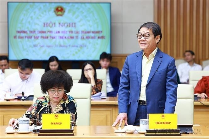 Los empresarios vietnamitas siguen siendo una fuerza fundamental en el proceso de renovación del país bajo el liderazgo del Partido. En la foto: Tran Ba Duong, presidente del Consejo de Administración del Grupo Truong Hai (Thaco), interviene en una reunión con el Comité Permanente del Gobierno y grandes empresas sobre soluciones para impulsar el desarrollo económico y social (21 de septiembre de 2024). Foto: VNA