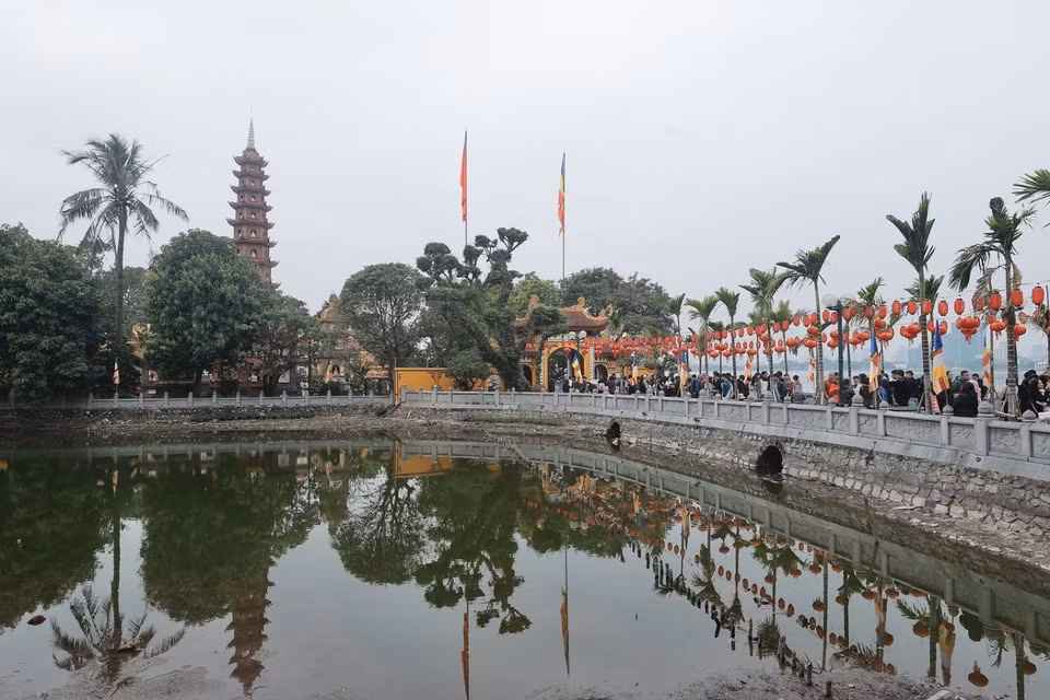 Un gran número de personas visitan el templo Tran Quoc en ocasión del Tet Nguyen Tieu. (Foto: VNA)