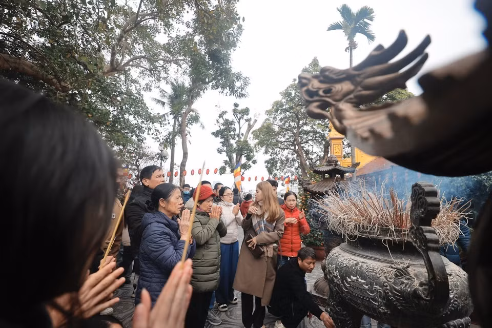 Los pobladores acuden al templo Tran Quoc. (Foto: VNA)