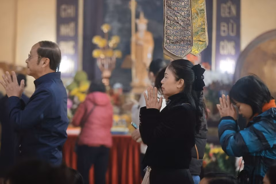 La gente visita el templo Quan Su en el Tet Nguyen Tieu. (Foto: VNA)