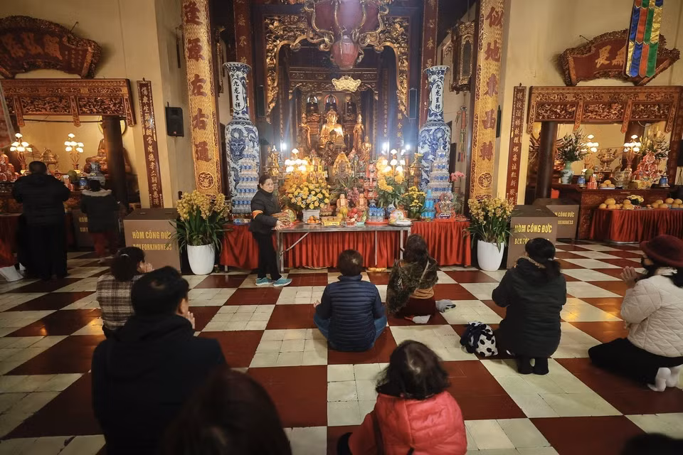 La gente visita el templo Quan Su durante el Tet Nguyen Tieu. (Foto: VNA)
