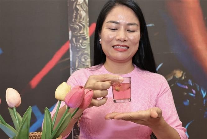 Espectáculo artístico de preparación de té. (Foto: VNA)