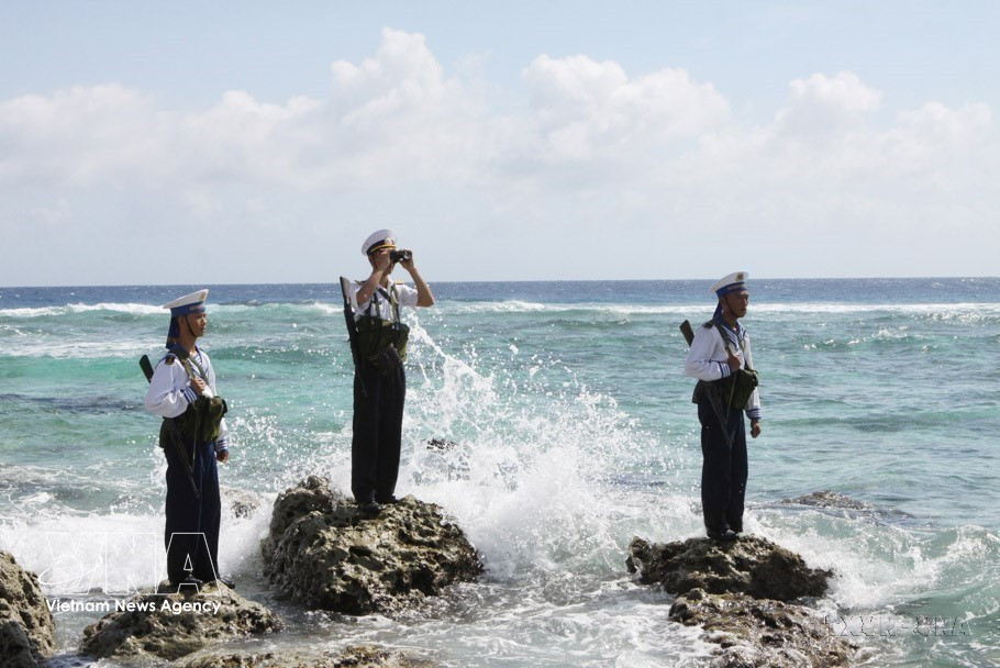 Oficiales y soldados en la isla de Song Tu Tay vigilan y monitorean objetivos en el mar. (Foto: VNA)
