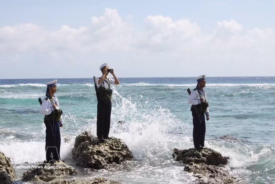 Oficiales y soldados en la isla de Song Tu Tay vigilan y monitorean objetivos en el mar. (Foto: VNA)