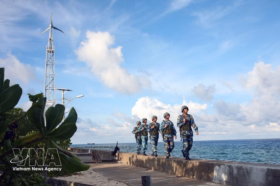Efectivos realizan labores de patrullaje en la isla de Truong Sa. (Foto: VNA)