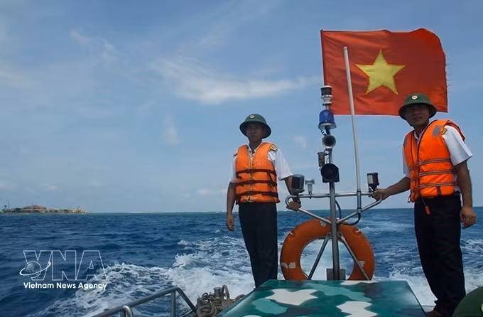 Tropas patrullan las aguas cercanas a la isla de Truong Sa Dong para garantizar la soberanía nacional. (Foto: VNA)