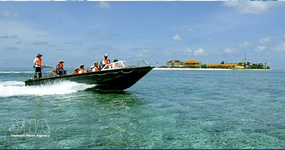 Soldados custodian la soberanía marítima en el área de la isla de Sinh Ton. (Foto: VNA)