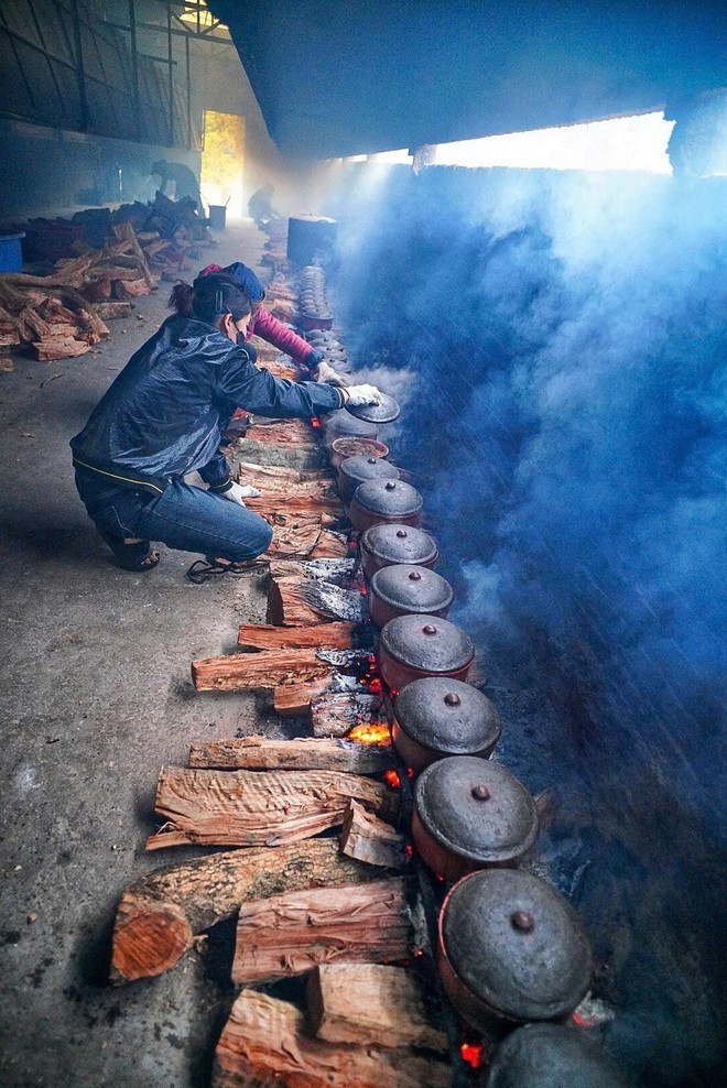 Los chefs están verificando si el caldo en la olla se ha evaporado o no. (Foto: VNA)