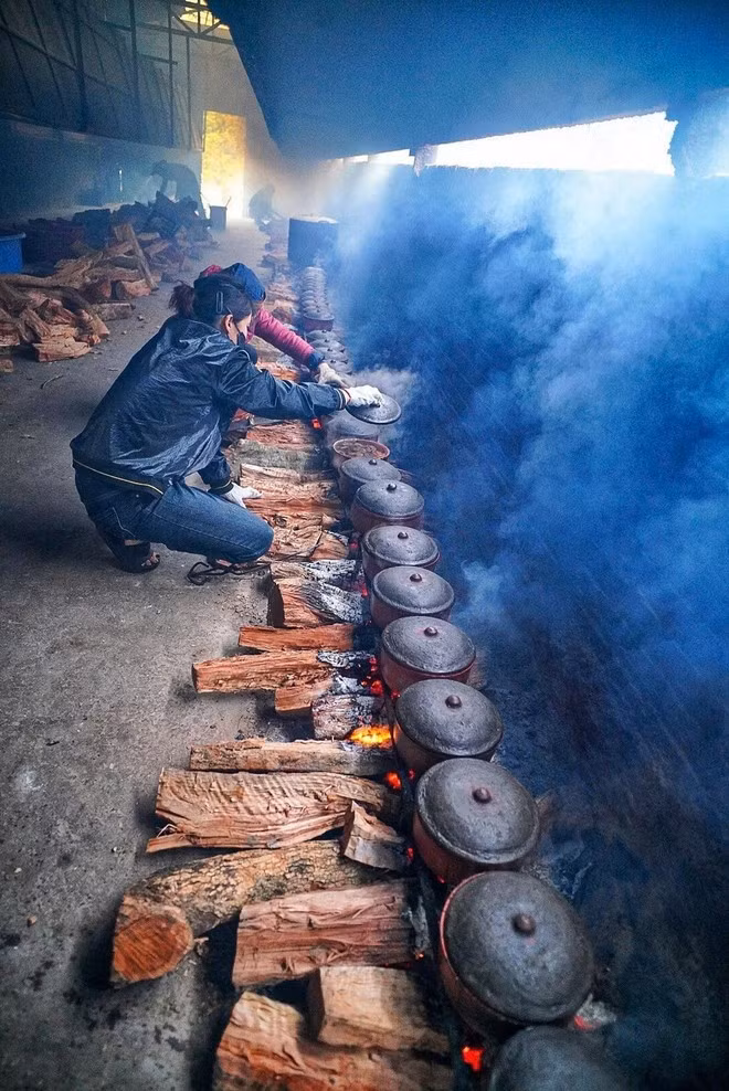 Los chefs están verificando si el caldo en la olla se ha evaporado o no. (Foto: VNA)