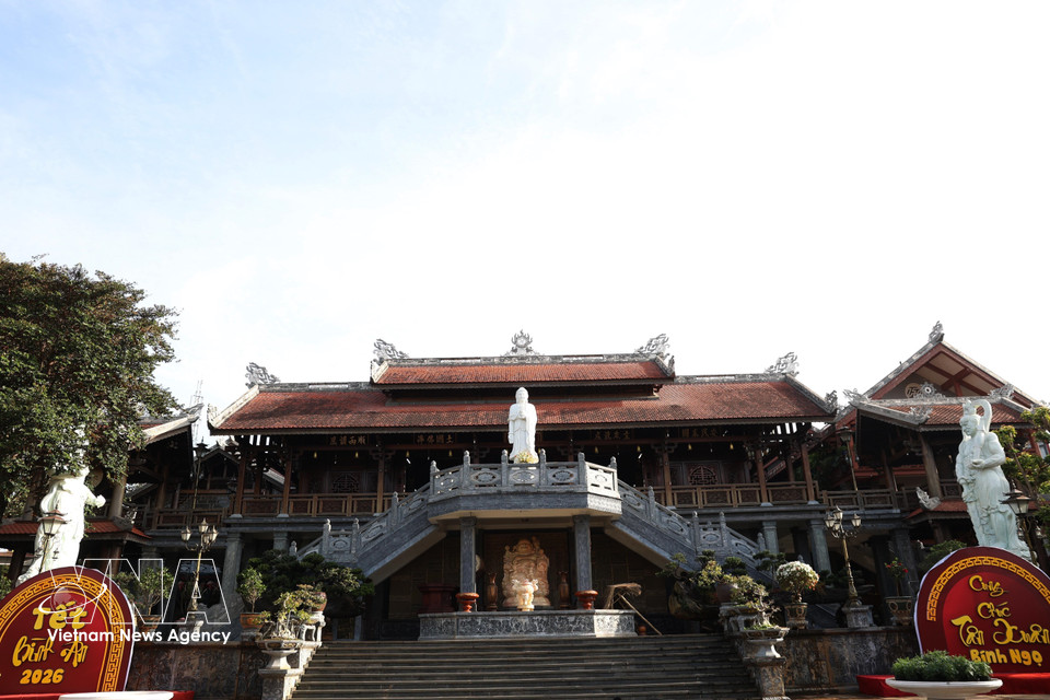 Detalle de la arquitectura de la Pagoda Khai Doan, que integra la estructura de la nha rong de la Altiplanicie Occidental con rasgos de la arquitectura imperial de Hue. (Foto: VNA)