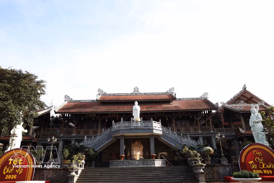 Detalle de la arquitectura de la Pagoda Khai Doan, que integra la estructura de la nha rong de la Altiplanicie Occidental con rasgos de la arquitectura imperial de Hue. (Foto: VNA)