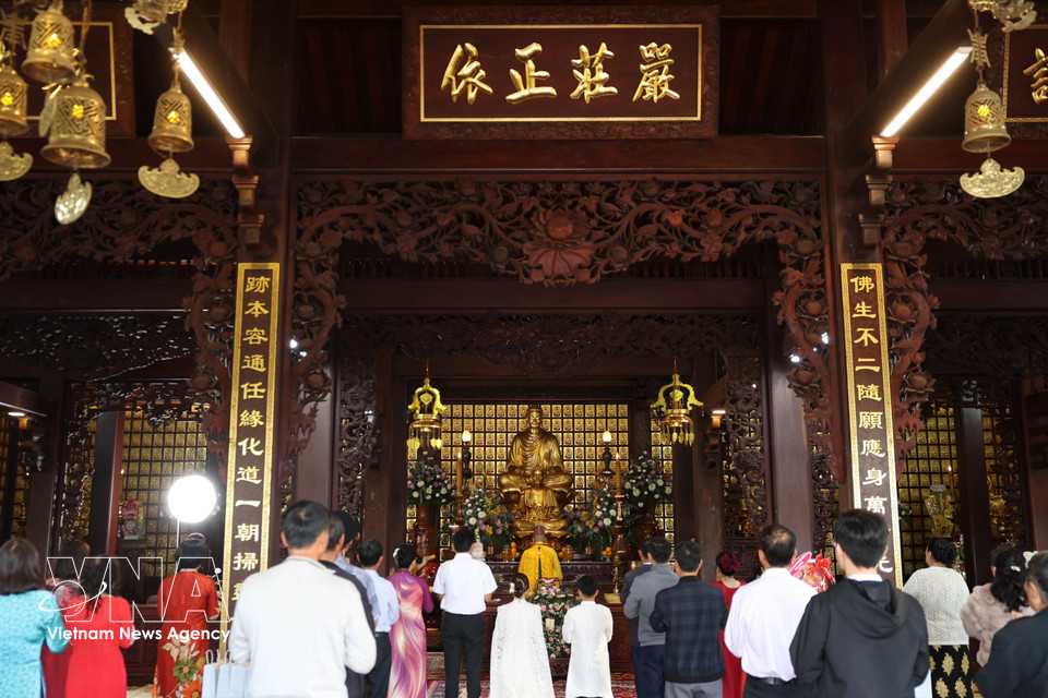 Fieles y turistas acuden a la Pagoda Sac tu Khai Doan para rendir culto y realizar ofrendas. (Foto: VNA)