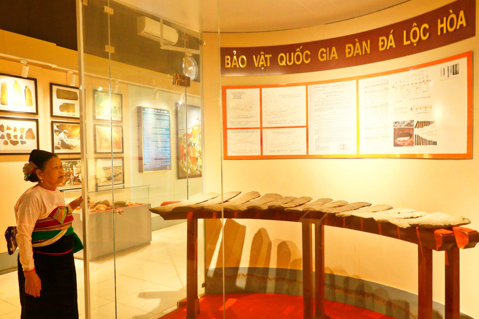 El xilófono de piedra de Loc Hoa, declarado Tesoro Nacional en 2018, se exhibe en el Espacio de Exhibición Cultural de Binh Phuoc, dentro del Museo provincial de Dong Nai. Foto: VNA