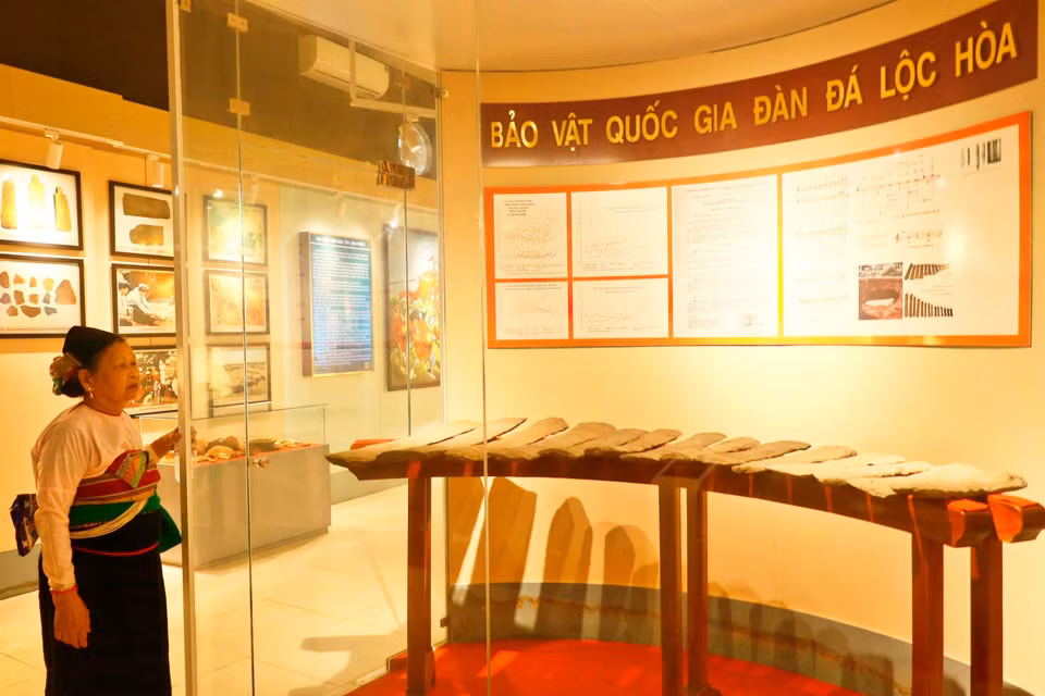 El xilófono de piedra de Loc Hoa, declarado Tesoro Nacional en 2018, se exhibe en el Espacio de Exhibición Cultural de Binh Phuoc, dentro del Museo provincial de Dong Nai. Foto: VNA