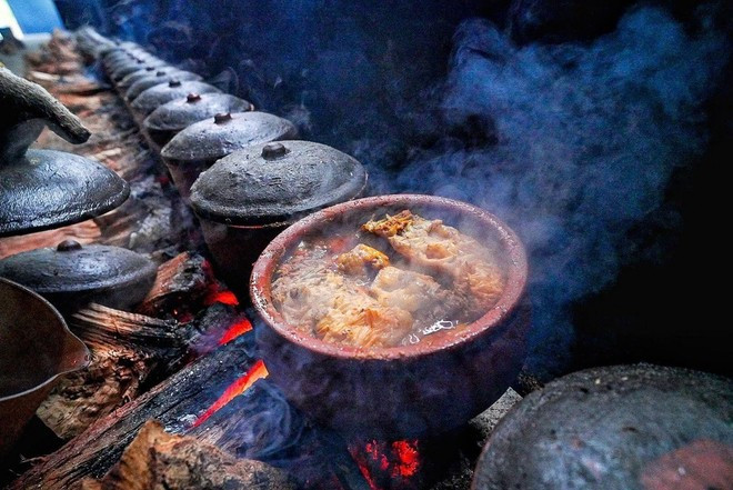 El pescado se guisa con ingredientes sencillos durante horas, por lo que tiene un sabor ahumado de fuego y un toque de los aromas rurales (Foto: VNA)