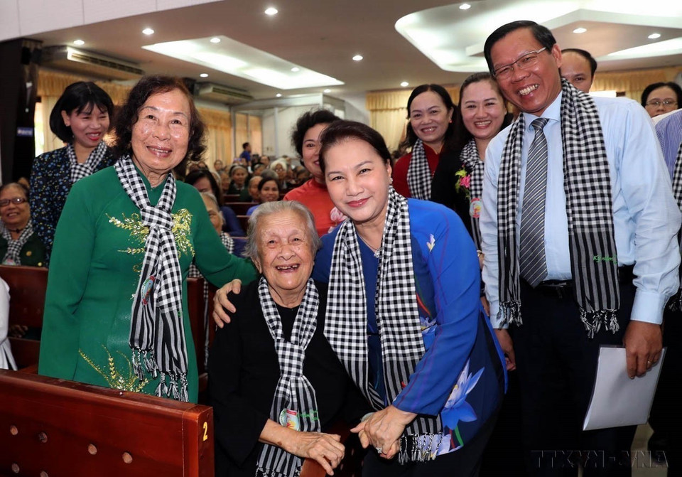 La presidenta de la Asamblea Nacional Nguyen Thi Kim Ngan con ex jóvenes voluntarias en un encuentro del "Ejército de pelo largo" con motivo del 60 aniversario del movimiento Dong Khoi en la provincia de Ben Tre y el centenario del natalicio de la heroína de las Fuerzas Armadas, Nguyen Thi Dinh (2020). Foto: VNA