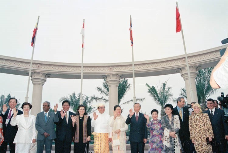 Ministros de Relaciones Exteriores de países de la ASEAN, junto a sus esposas, dan la bienvenida a Laos y Myanmar como miembros oficiales de ASEAN (Malasia, 1997). Foto: VNA