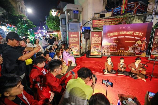 El interés por el arte tradicional se refleja en la gran concurrencia de locales y visitantes. (Foto: VNA)