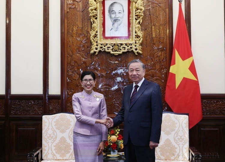 La tarde del 18 de octubre de 2024, en el Palacio Presidencial, el secretario general del Partido Comunista y presidente de Vietnam, To Lam, recibió a la embajadora tailandesa, Urawadee Sriphiromya, quien presentó sus cartas credenciales al asumir su puesto en Vietnam. Foto: VNA