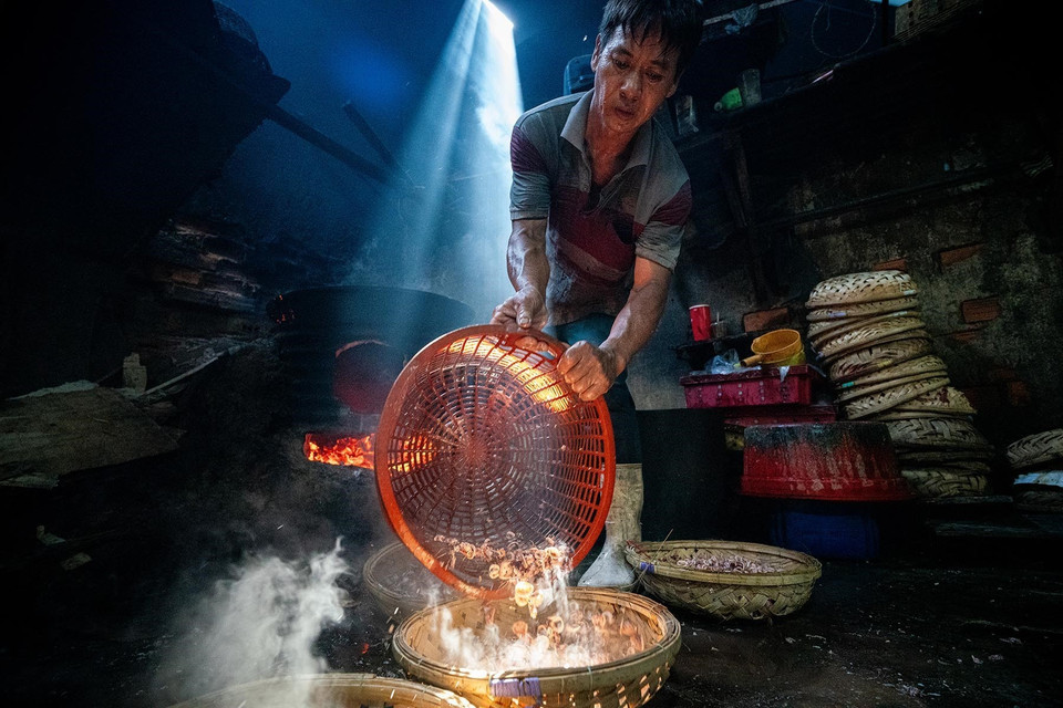 Desde la madrugada hasta el atardecer, los hornos nunca se apagan. Allí, los pobladores de Quy Nhon trabajan incansablemente cociendo pescado al vapor, un oficio tradicional que han mantenido por generaciones. (Foto: VNA)