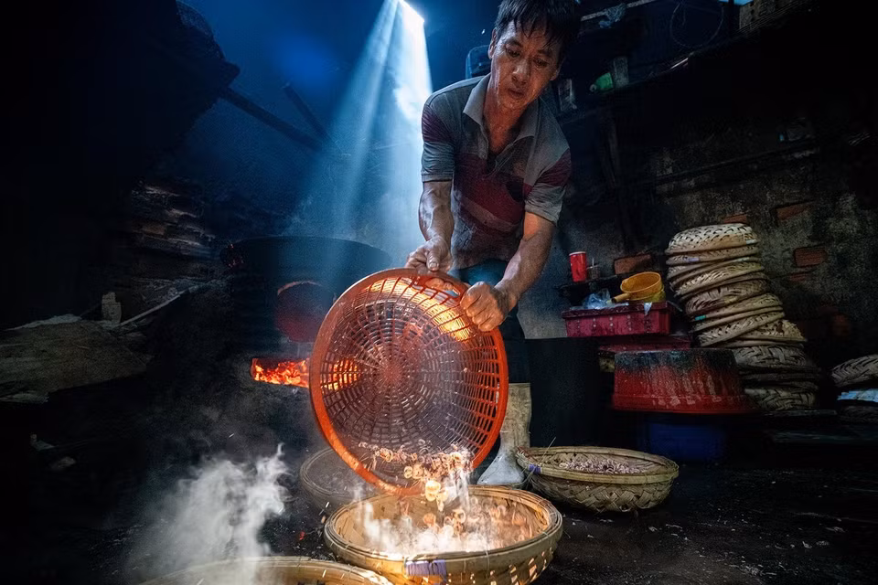 Desde la madrugada hasta el atardecer, los hornos nunca se apagan. Allí, los pobladores de Quy Nhon trabajan incansablemente cociendo pescado al vapor, un oficio tradicional que han mantenido por generaciones. (Foto: VNA)