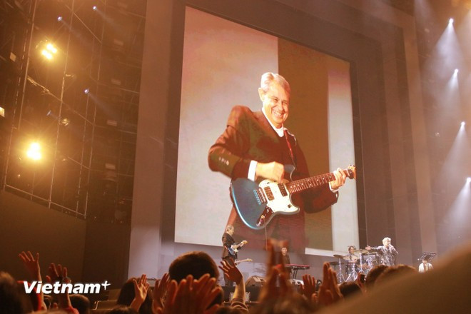 El embajador de México en Vietnam, Alejandro Negrín Muñoz, fue calurosamente recibido en el escenario del Vietnam Happy Fest 2025, la noche del 7 de diciembre, en la plaza Dong Kinh Nghia Thuc. (Foto: Vietnam+)