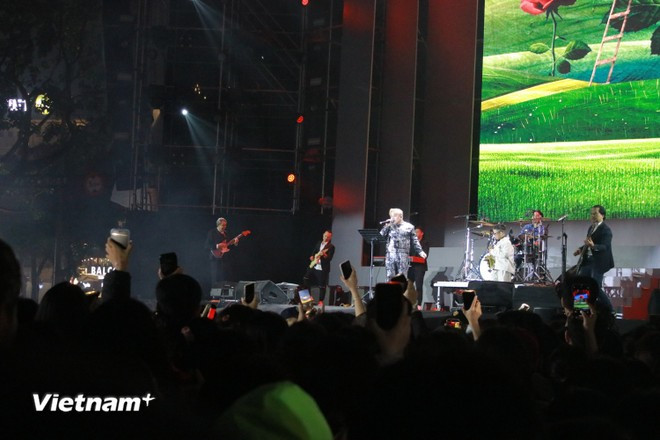 El embajador de México en Vietnam participó como guitarrista acompañante del grupo Bridge, conformado por seis integrantes de Vietnam, México, Tailandia y Filipinas. (Foto: Vietnam+)