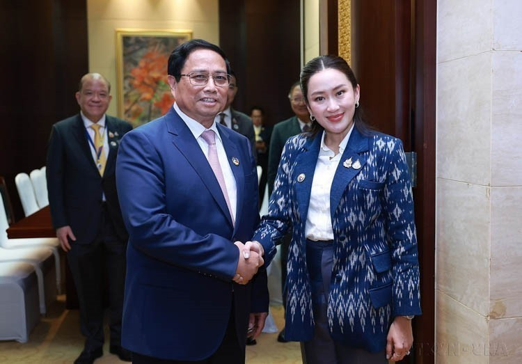 Durante su participación en la 44.ª y 45.ª Cumbre de la ASEAN y en otras reuniones anexas en Vientiane (Laos), el 9 de octubre de 2024, el primer ministro Pham Minh Chinh se reunió con la primera ministra de Tailandia, Paetongtarn Shinawatra. Foto: VNA