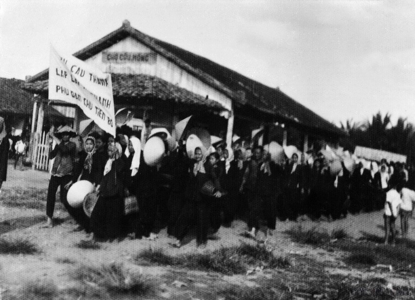 El "Ejército de pelo largo" de Ben Tre protestó contra Estados Unidos y el régimen títere de Ngo Dinh Diem. Foto: Archivo de VNA.