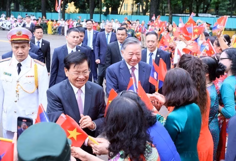 Ciudadanos de Hanoi dan una calurosa bienvenida al secretario general del Partido y presidente de Laos, Thongloun Sisoulith, en su visita de Estado a Vietnam, el 10 de septiembre de 2024. Foto: VNA