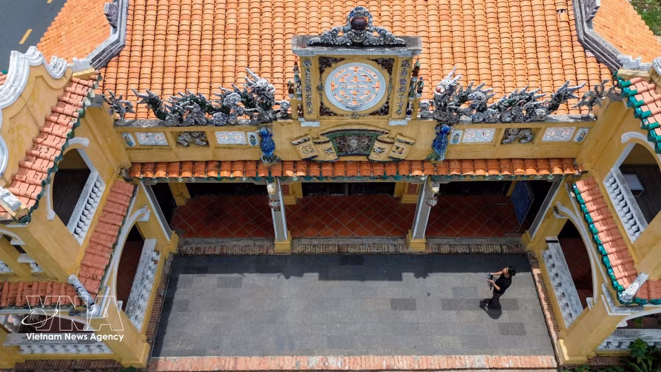 Tras más de un siglo de existencia, el templo comunal Hiep Ninh sigue preservando un valioso legado histórico, arquitectónico y cultural, como testimonio del origen y desarrollo de la comunidad de Tay Ninh. (Foto: VNA)
