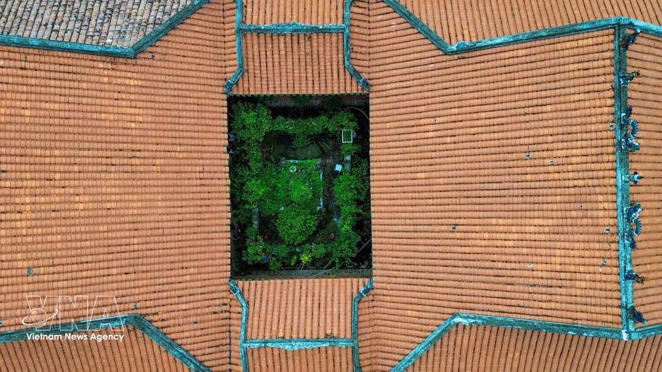 El patio de luz interior aporta ventilación e iluminación natural al templo, además de realzar el carácter solemne y la belleza de esta construcción centenaria. (Foto: VNA)