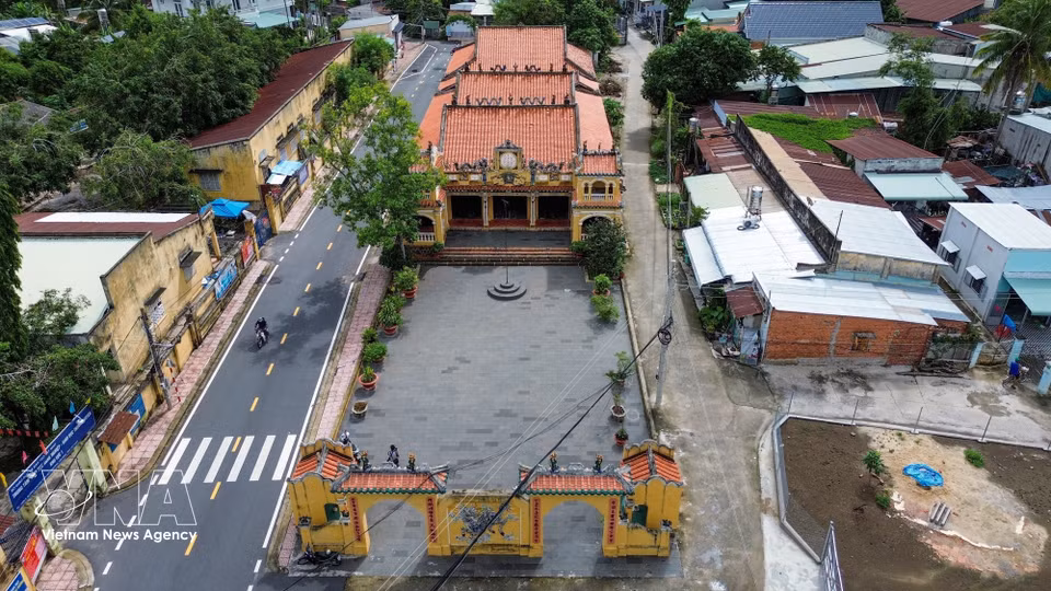 El amplio recinto del templo comunal Hiep Ninh acoge numerosas actividades culturales y artísticas, contribuyendo a preservar y promover el valor de este patrimonio histórico entre la comunidad. (Foto: VNA)
