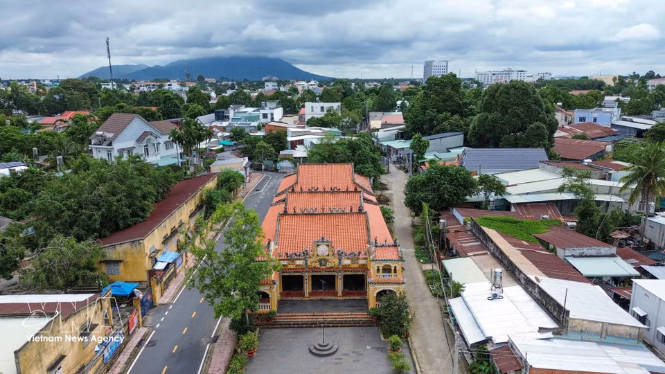 Construido a finales del siglo XIX, el templo comunal Hiep Ninh está estrechamente vinculado al proceso de colonización, fundación de aldeas y establecimiento de las primeras comunidades en Tay Ninh. (Foto: VNA)