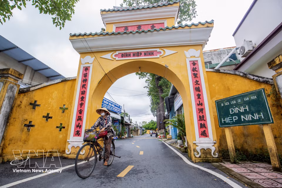 La puerta lateral del templo comunal Hiep Ninh, de arquitectura tradicional, conduce a este monumento histórico de más de un siglo de antigüedad, situado en el barrio de Tan Ninh, provincia de Tay Ninh. (Foto: VNA)